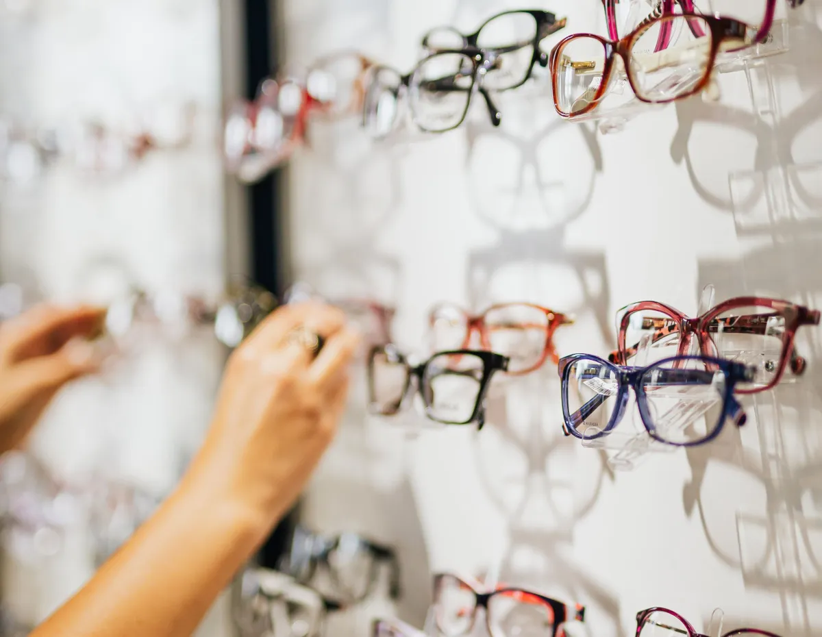 Expositor de gafas en una óptica Alain Afflelou