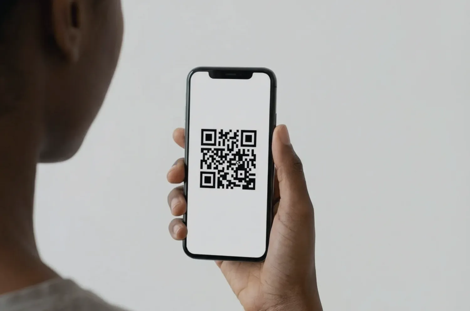 Persona escaneando un código QR con el móvil.