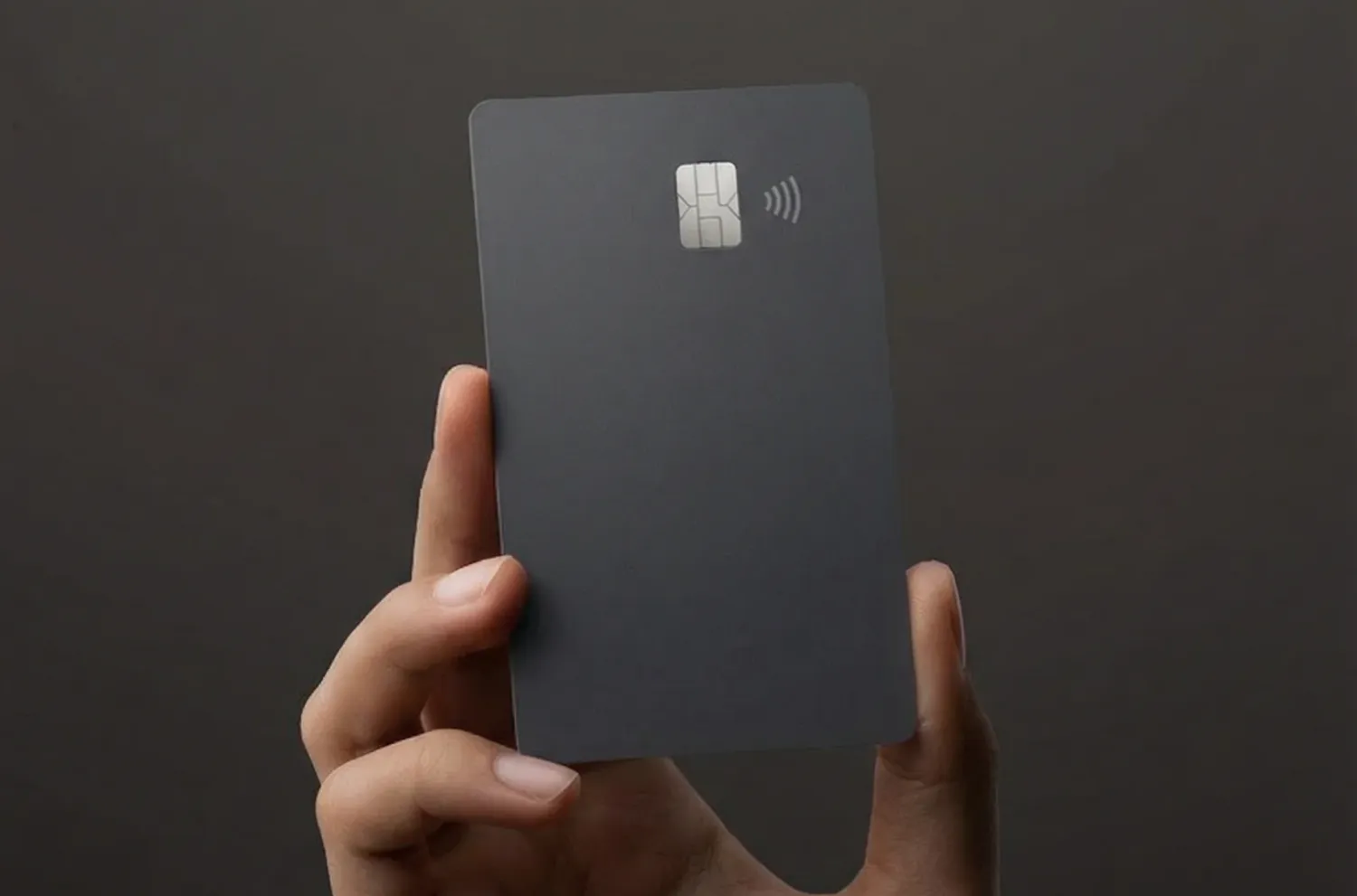 Persona acercando una tarjeta NFC a un lector.