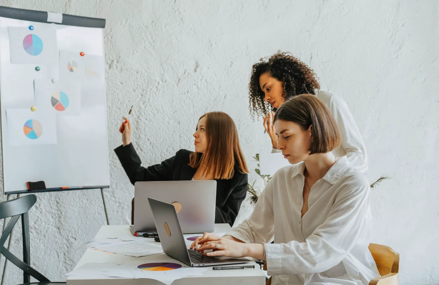 Consultores de Sesame HR trabajando con un partner
