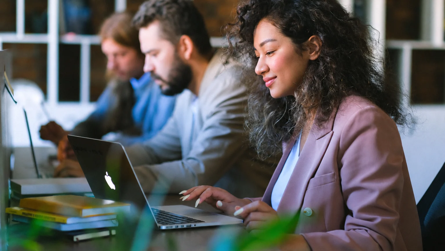 Equipo de trabajo analizando datos en sus portátiles