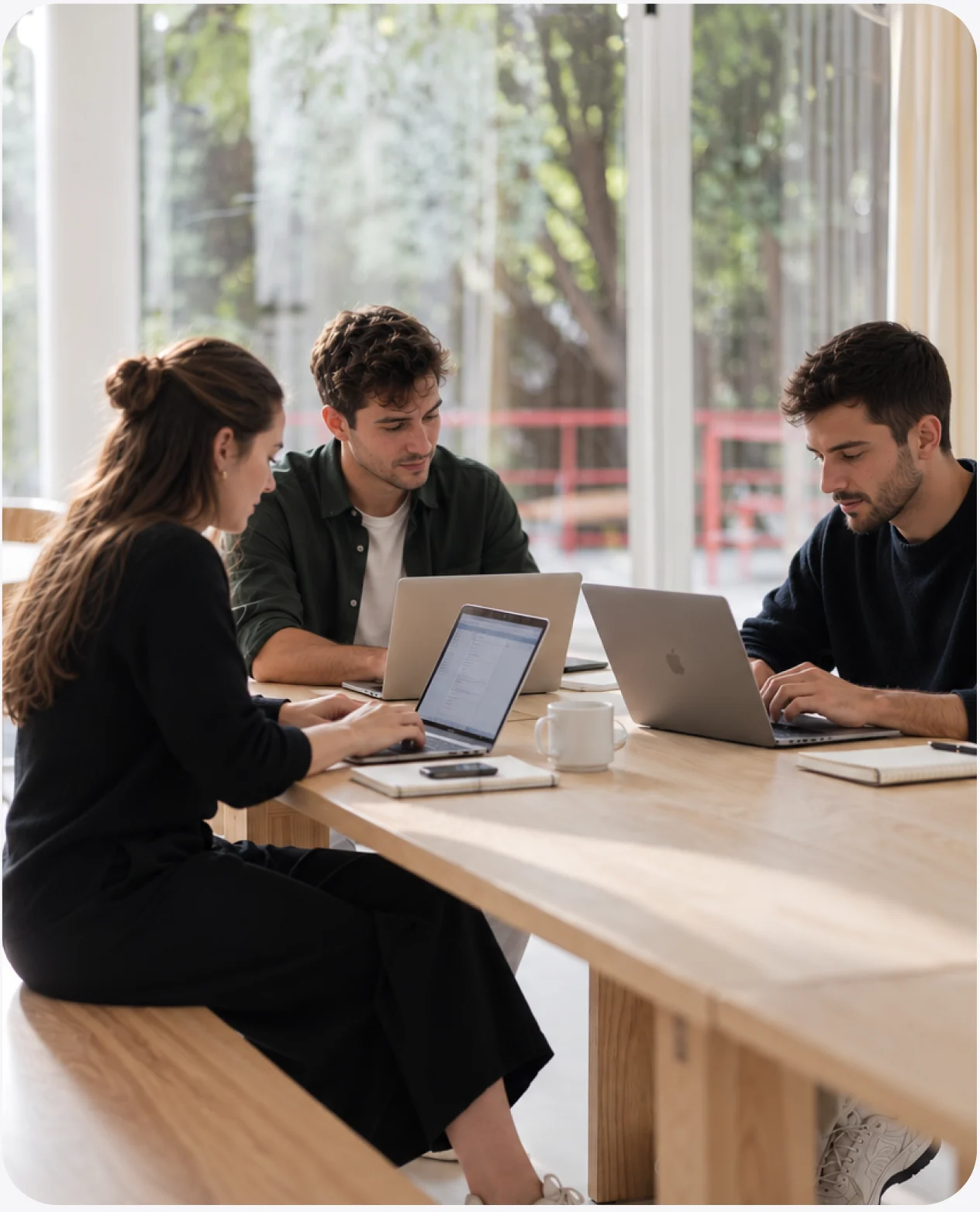 Tres personas siguiendo una formación con sus portátiles