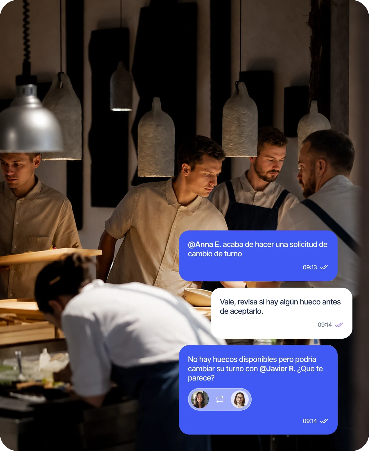 Equipo de un restaurante coordinando cambios de turno por chat