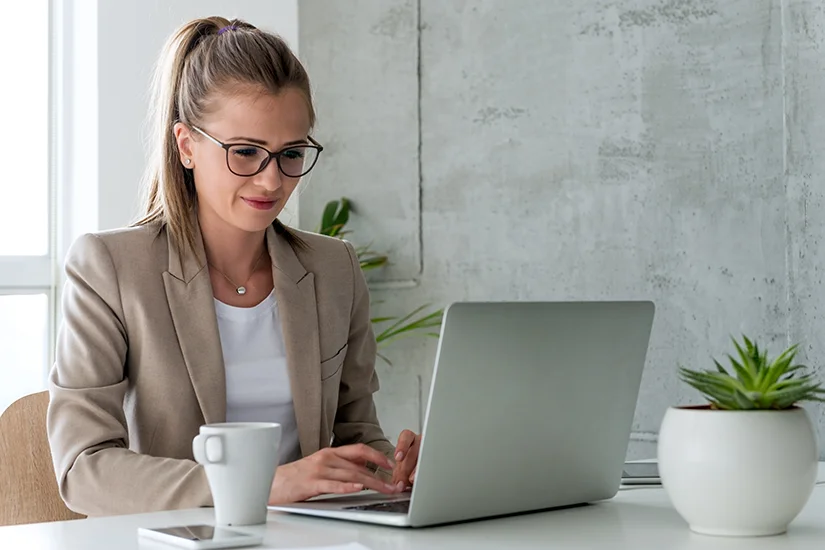 Facilita la comunicación interna  con aplicaciones de mensajería para trabajar