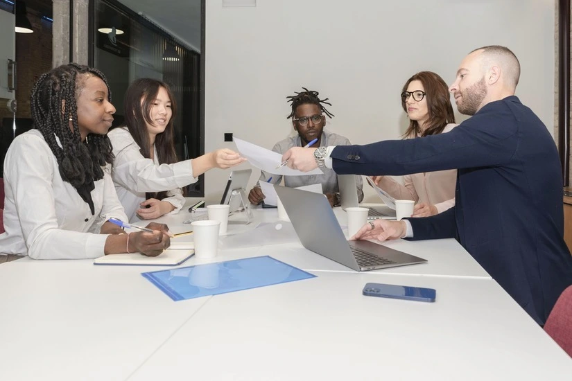 Cómo gestionar anticipos de nómina en empresas con múltiples centros de trabajo